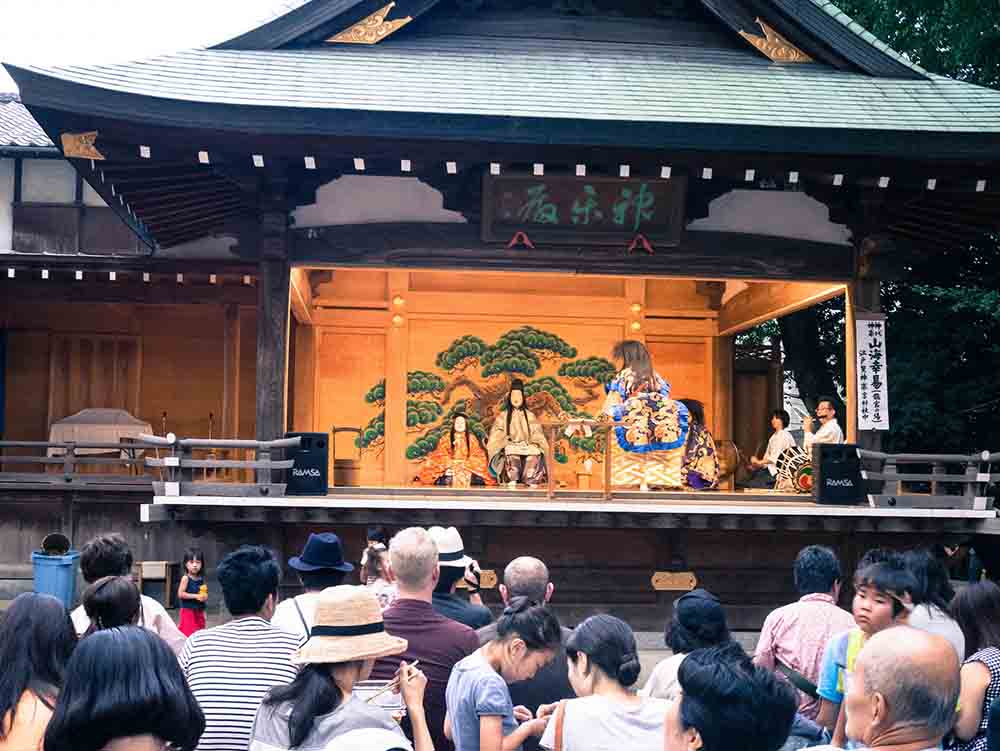 Một tiết mục truyền thống tại Chính điện đền Kitazawa Hachiman