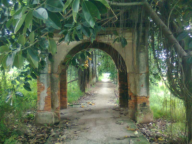 Cổng làng cổ Phong Nam
