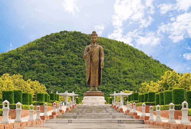 Bức tượng Phật đứng bằng đồng cao nhất Thái Lan.