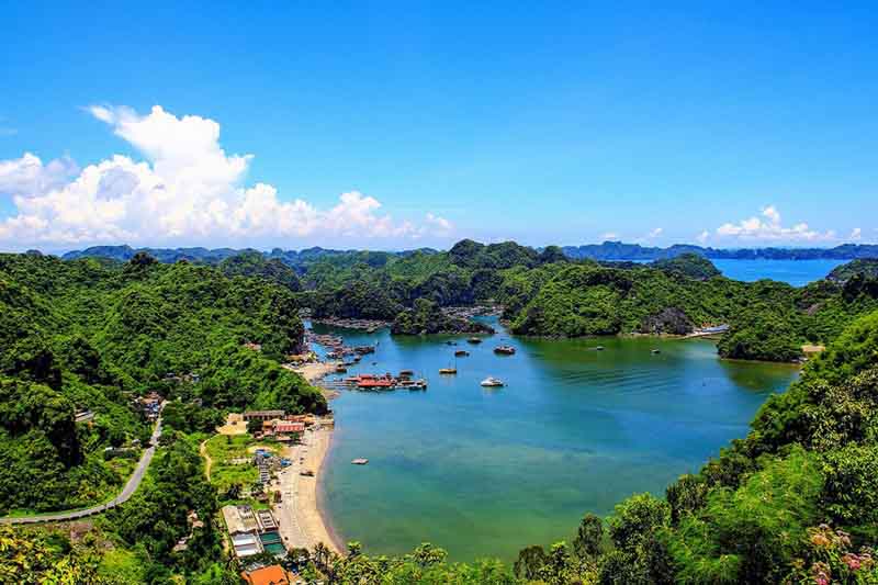 Làng chài Việt Hải giữa đảo Cát Bà