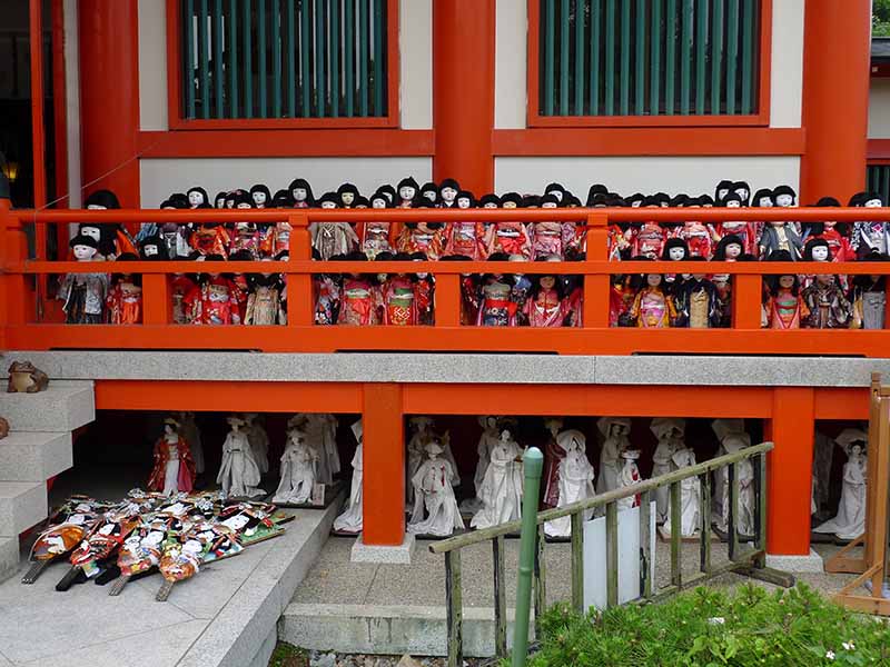 Những con búp bê bị bỏ lại ở đền Awashima