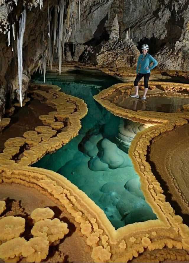  Hệ thống hang động Carlsbad Caverns