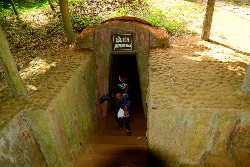 Một cửa hầm dẫn vào địa đạo.