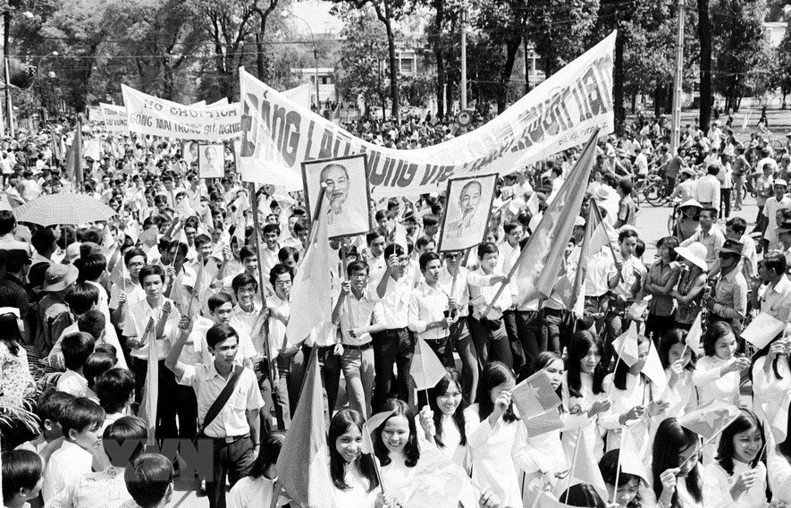 Nhân dân Sài Gòn diễu hành mừng thành phố được giải phóng