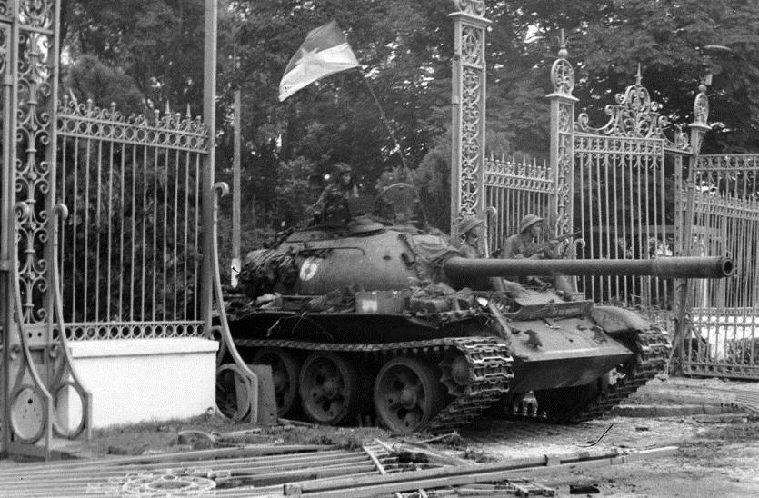 Xe tăng quân Giải phóng tiến vào chiếm Dinh Độc Lập ngày 30/4/1975. 