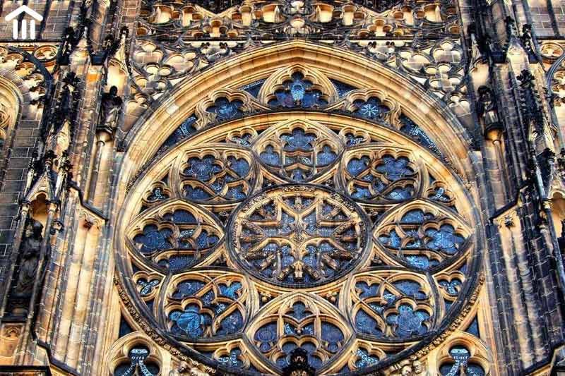 cửa sổ hoa hồng ở nhà thờ kiến trúc Gothic