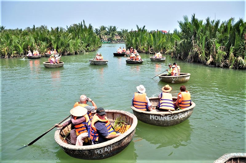 Đua thuyền thúng ở Rừng dừa Bảy Mẫu 
