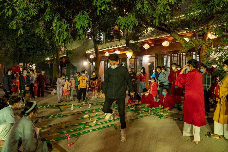 trò chơi truyền thống ở phố cổ Hoa Lư.