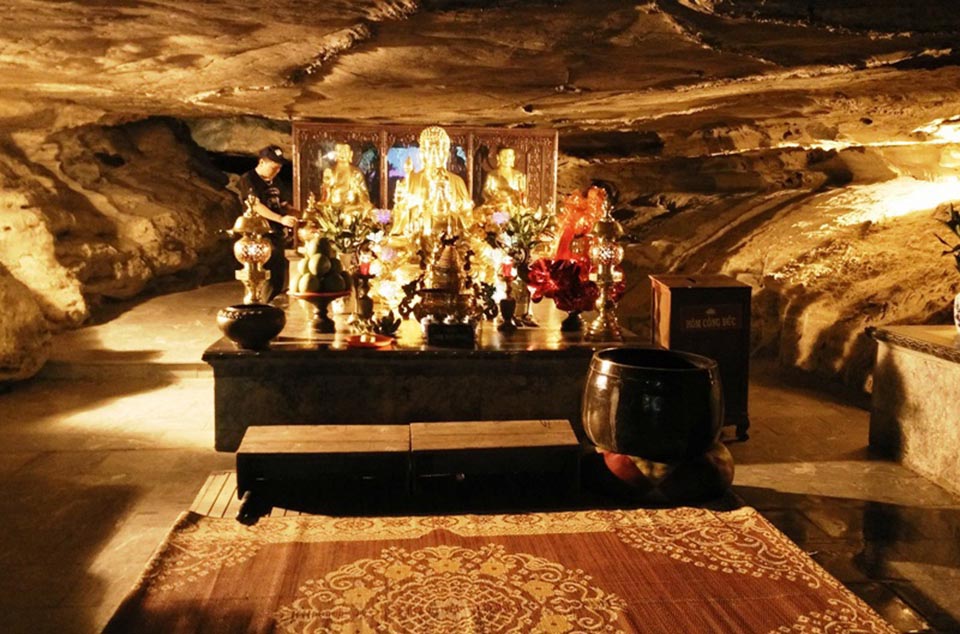Khu vực thờ Phật bên trong hang Sáng