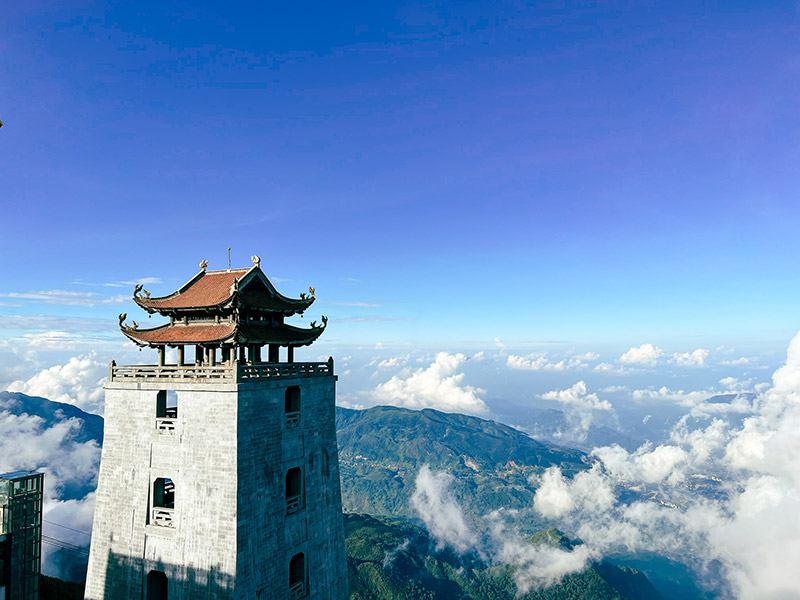 Khung cảnh hùng vỹ nhìn từ đỉnh Fansipan