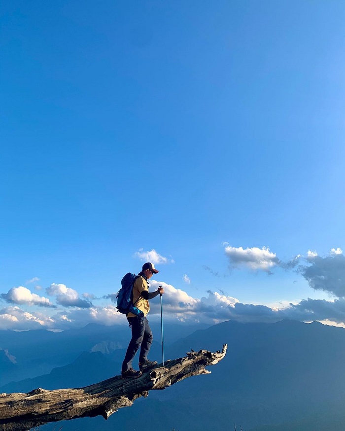 chasing clouds in Lao Than mountain, Y Ty