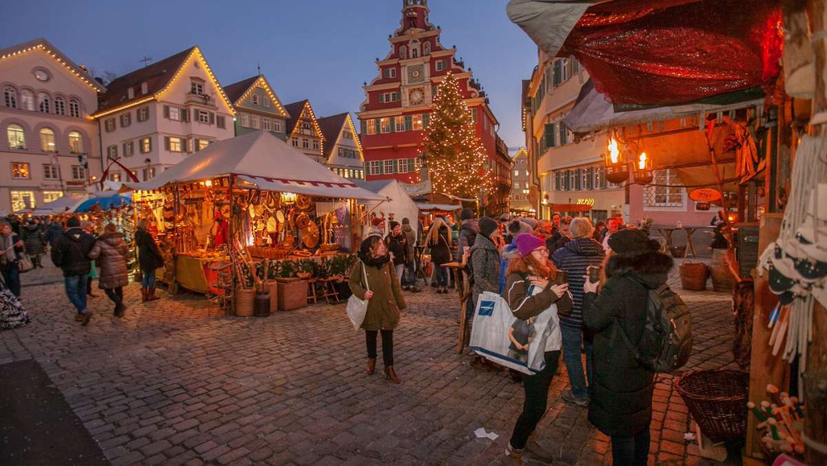 Esslingen's medieval market and Christmas market against the backdrop of historic houses.