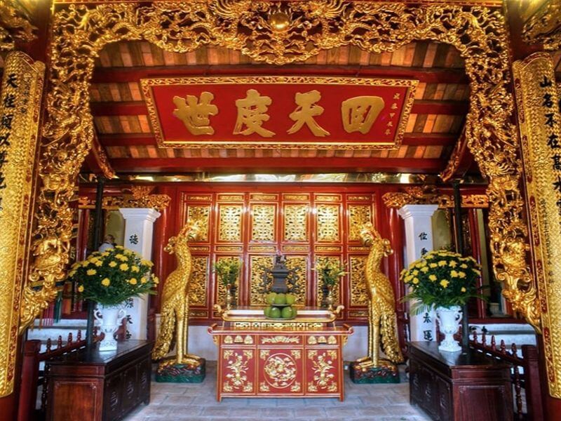 Ban thờ bên trong đền Ngọc Sơn