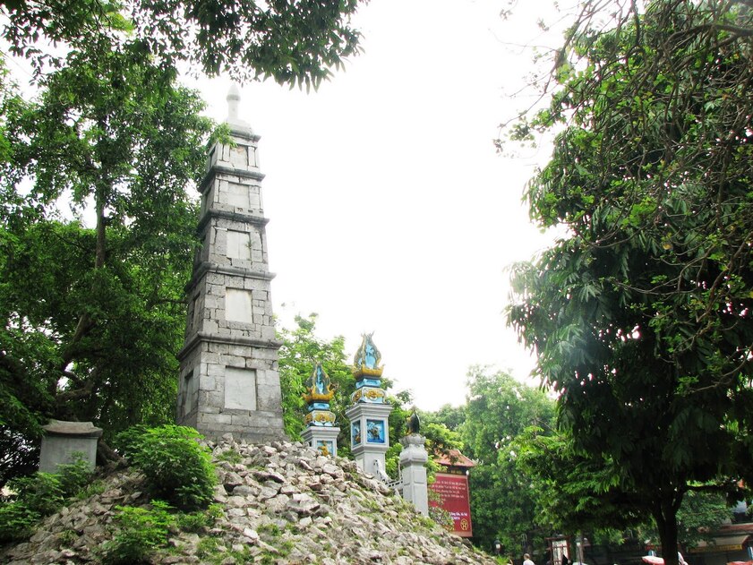 Tháp Bút nằm ngay cổng đền