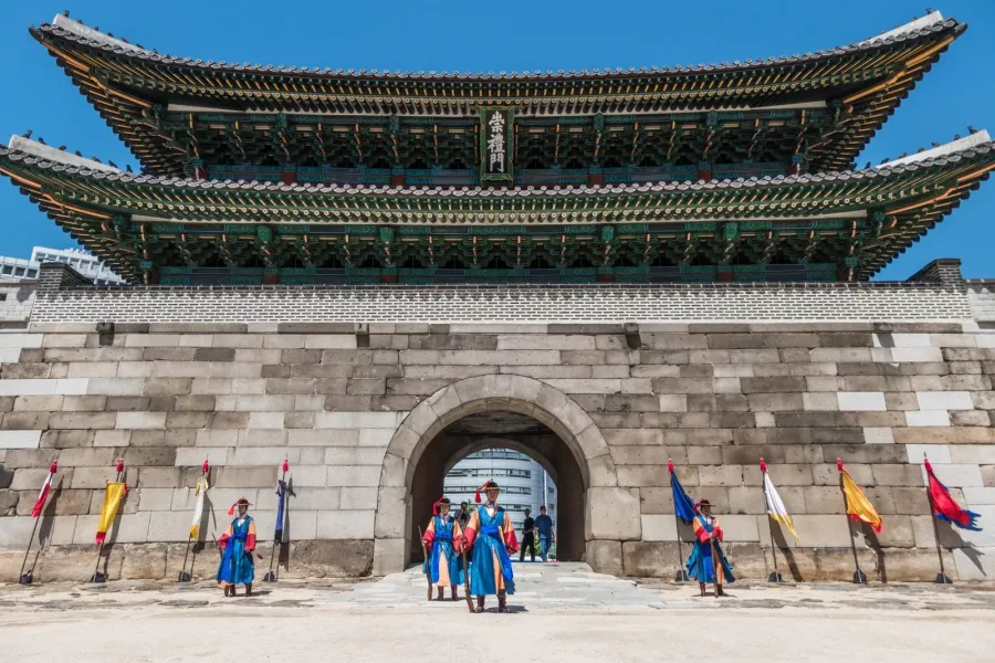 Lính canh mặc trang phục truyền thống tại Cung điện Gyeongbokgung