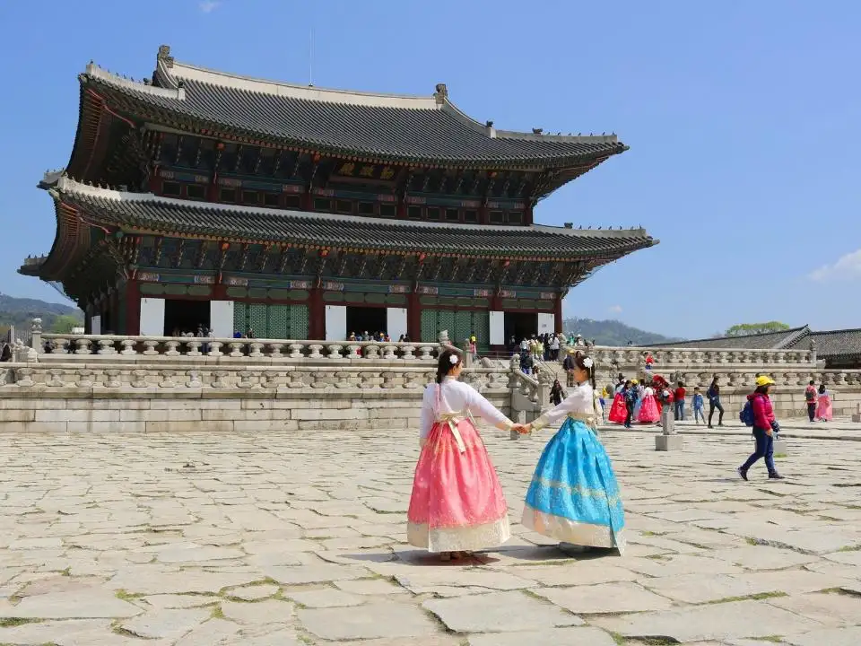 Du khách trong trang phục truyền thống Hàn Quốc ở Cung điện Gyeongbokgung