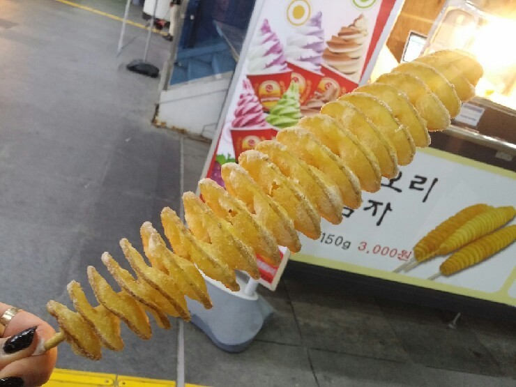 Khoai tây chiên lốc xoáy là món ăn đường phố phổ biến nhất Hàn Quốc.