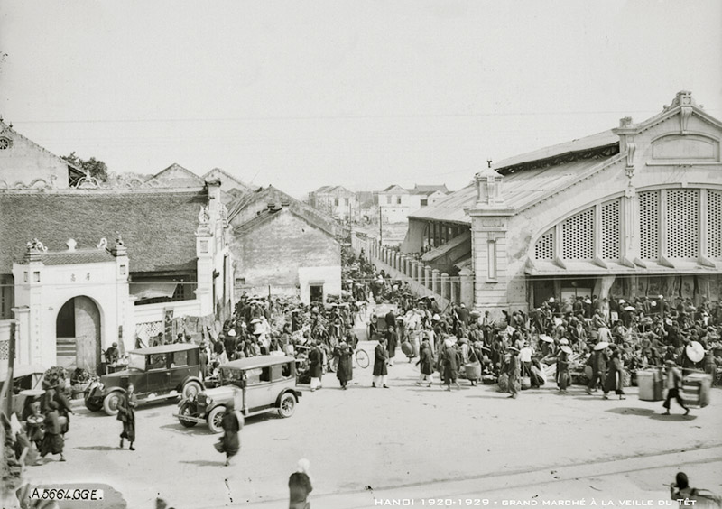This is what Dong Xuan market in Hanoi's Lunar New Year Tet looks like in 1920s.