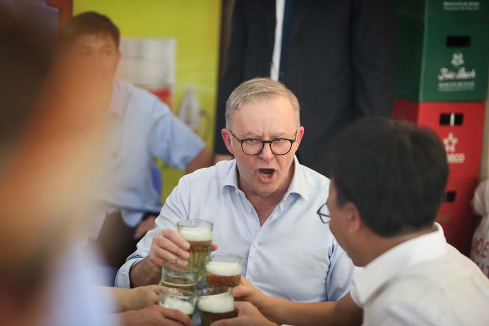 Australian PM enjoys a glass of Hanoi draft beer during visit to Vietnam