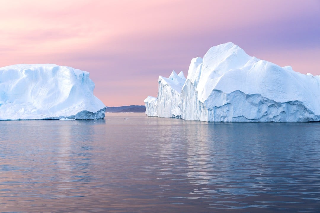 Các tảng băng trôi ở Ilulissat dưới ánh mặt trời lúc nửa đêm.