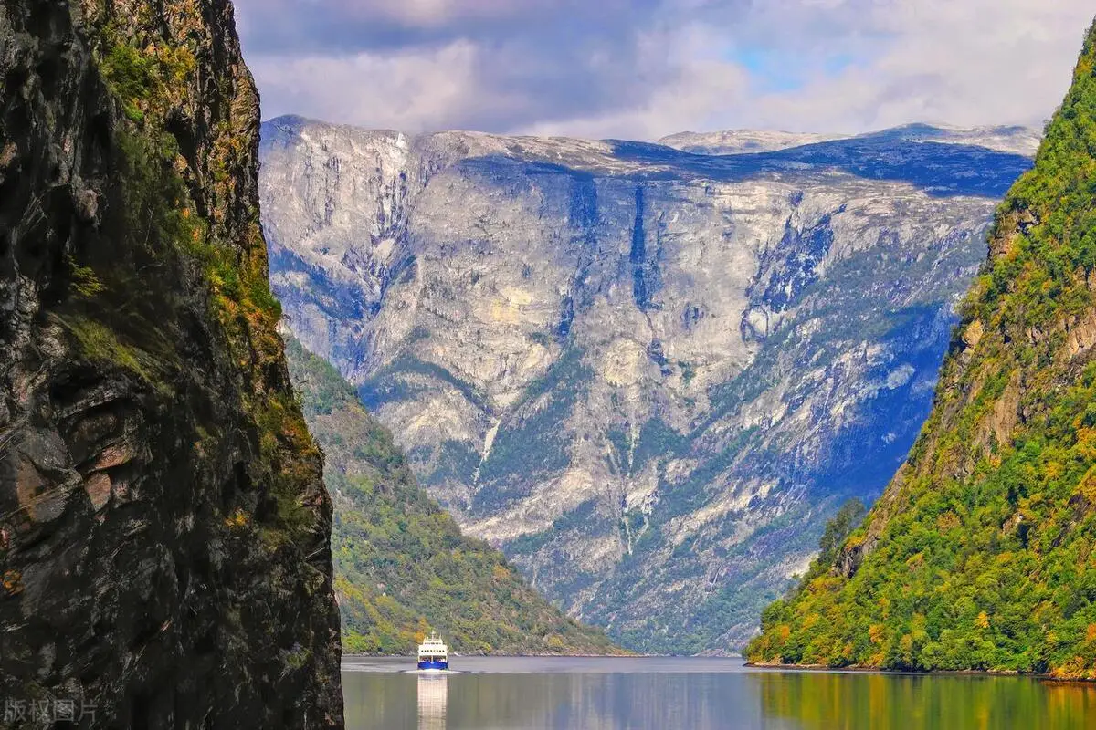 Phần hẹp nhất của Sognefjord nhìn từ xa giống như cánh cửa dẫn vào xứ sở thần tiên