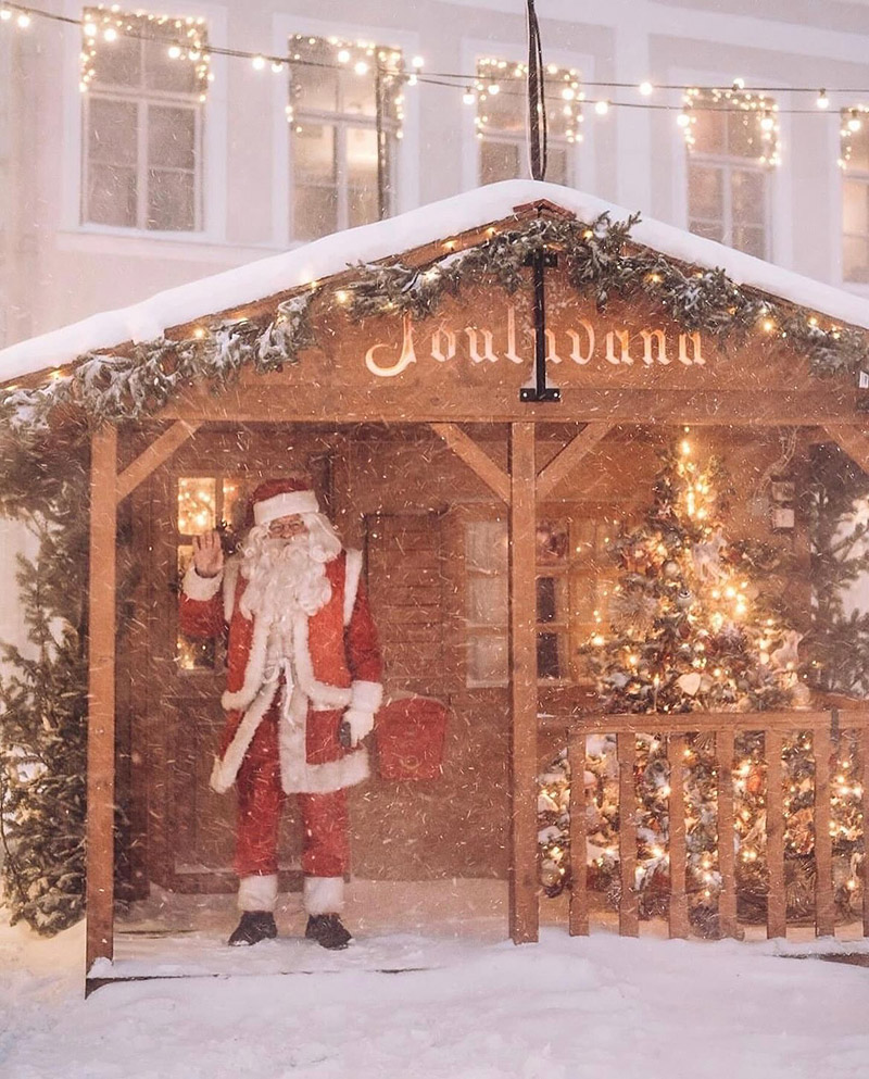 Santa hut in Tallinna jõuluturg