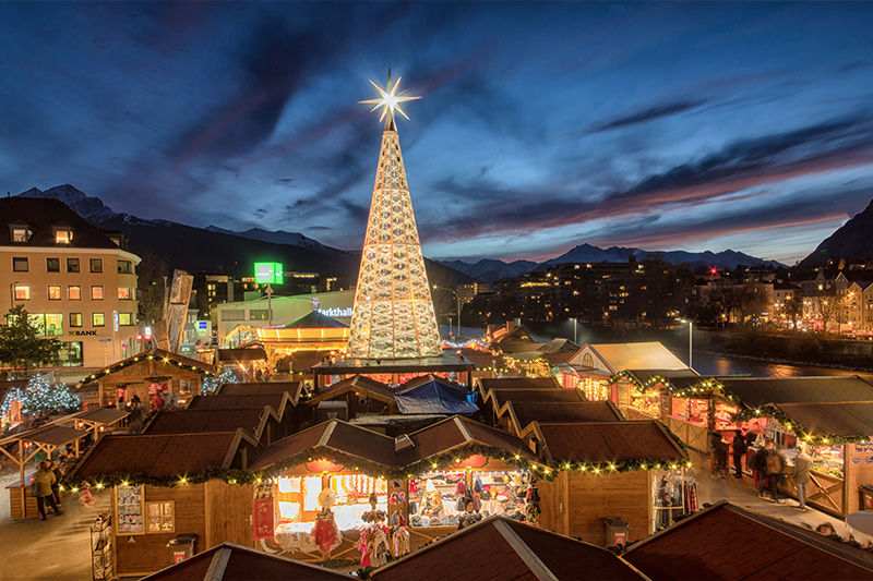 The impressive Christmas tree from Swarovski, Christkindlmarkt Marktplatz 