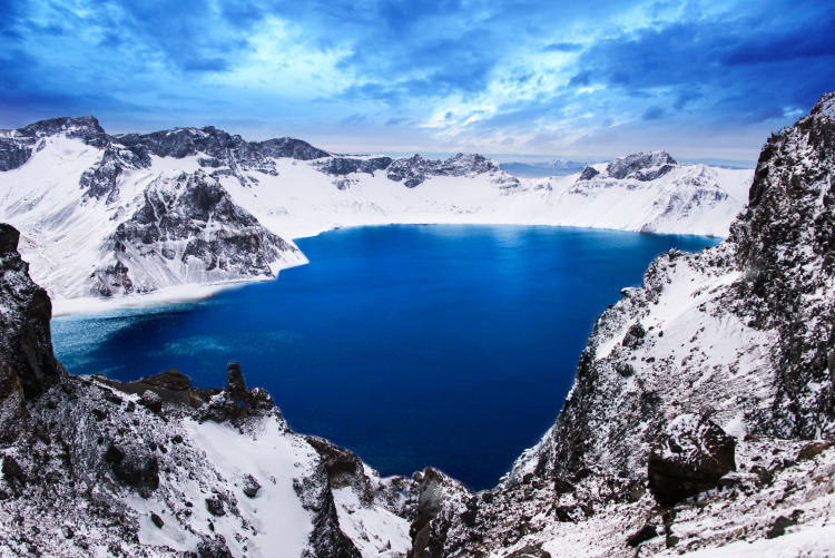 Admire Tianchi Lake scenery in winter