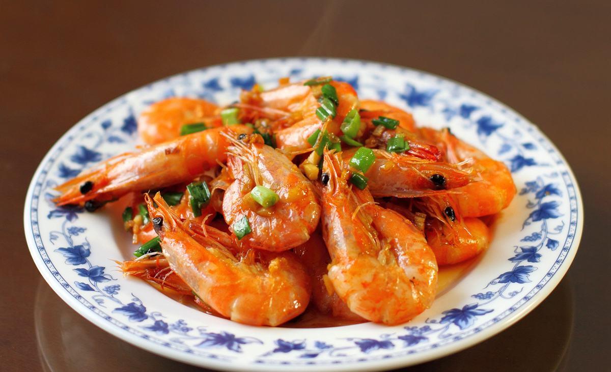 Braised Prawns (油闷大虾) is a classic in Lu cuisine