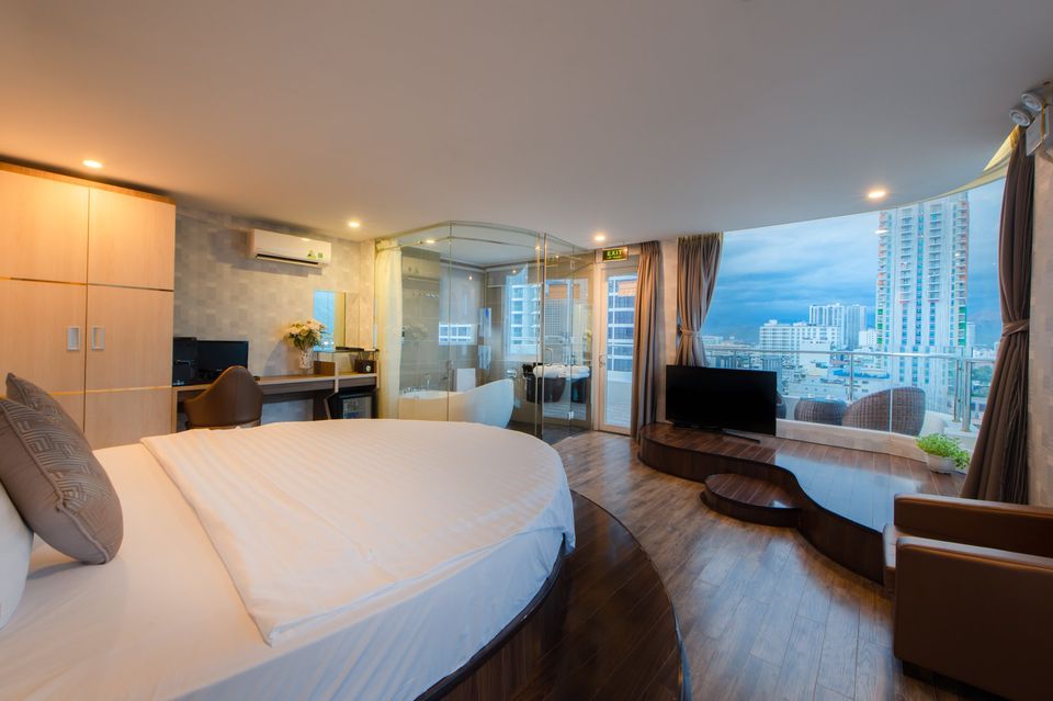 New Sun Hotel is located in the centre of Nha Trang, 400m from the beach.
